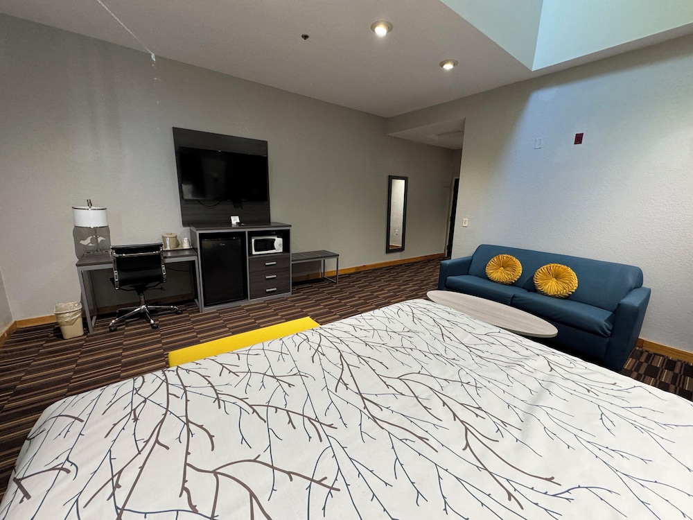 HomeTown Inn and Suites Belle Plaine 50/65