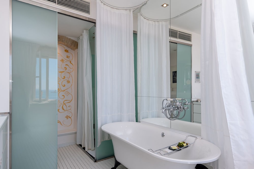 Riva Luxury Suites 50/50