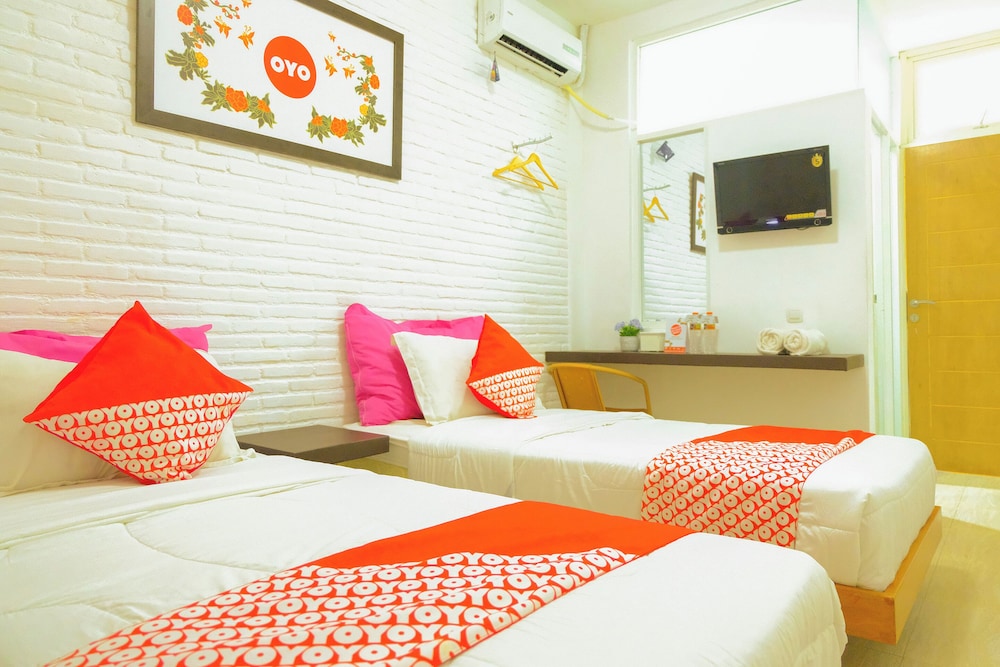 OYO 354 32 Guest House 24/40