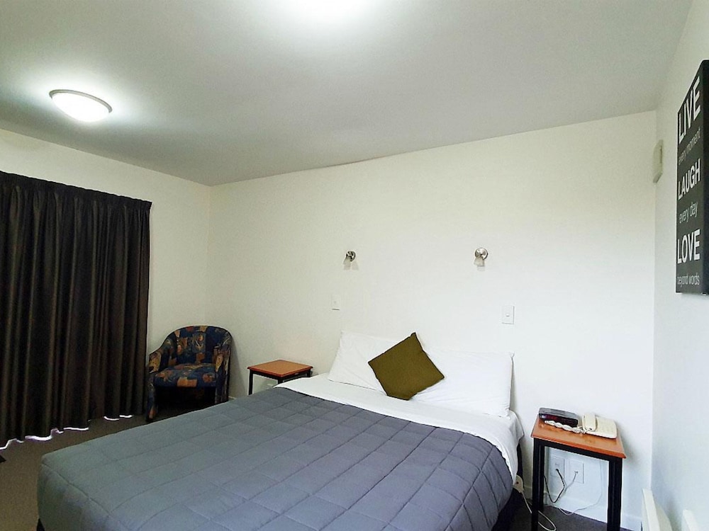 STUDIO, QUEEN BED