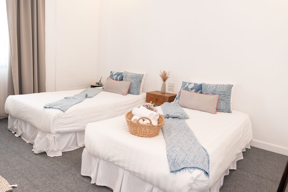 Oon Poshtel 17/50