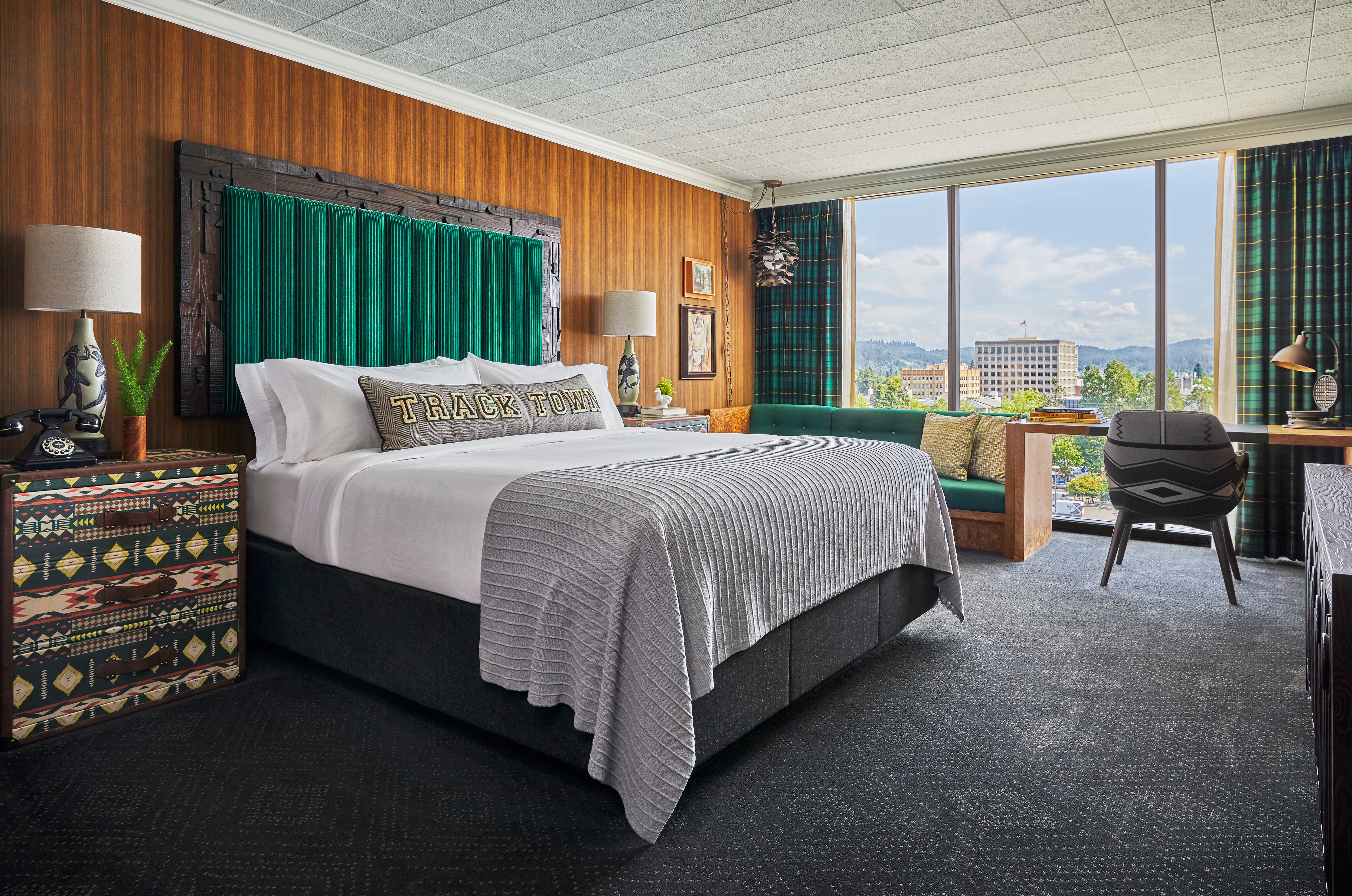GRADUATE, KING BED