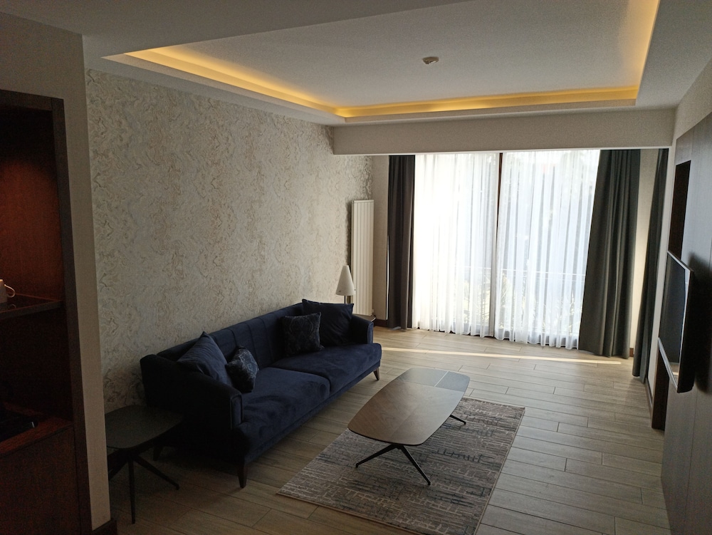 IRIS HOTEL 33/48