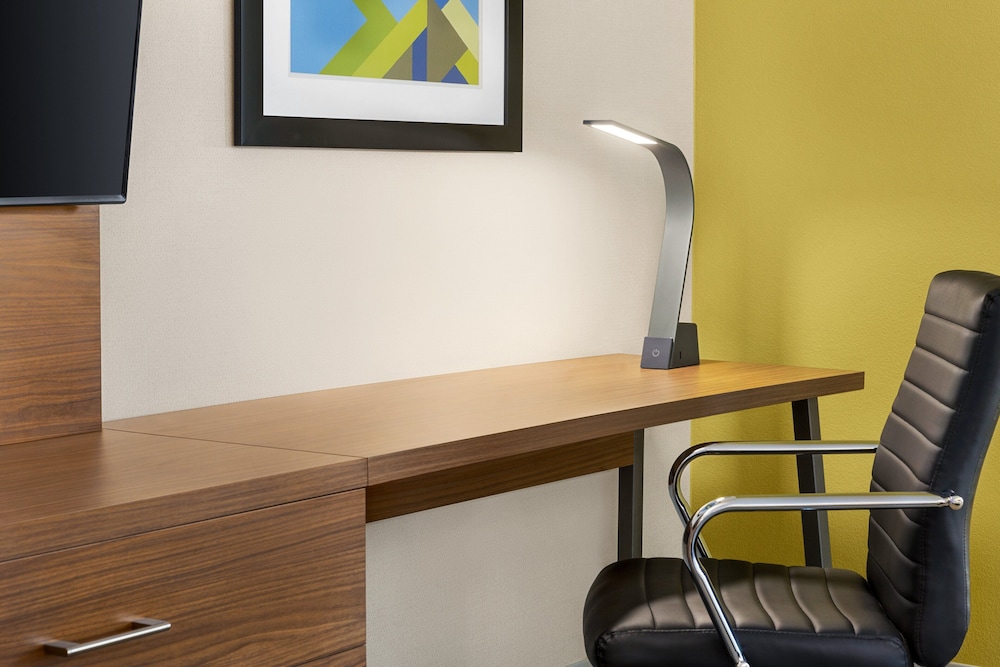 Holiday Inn Express Suites Philadelphia Mt Laurel 50/54