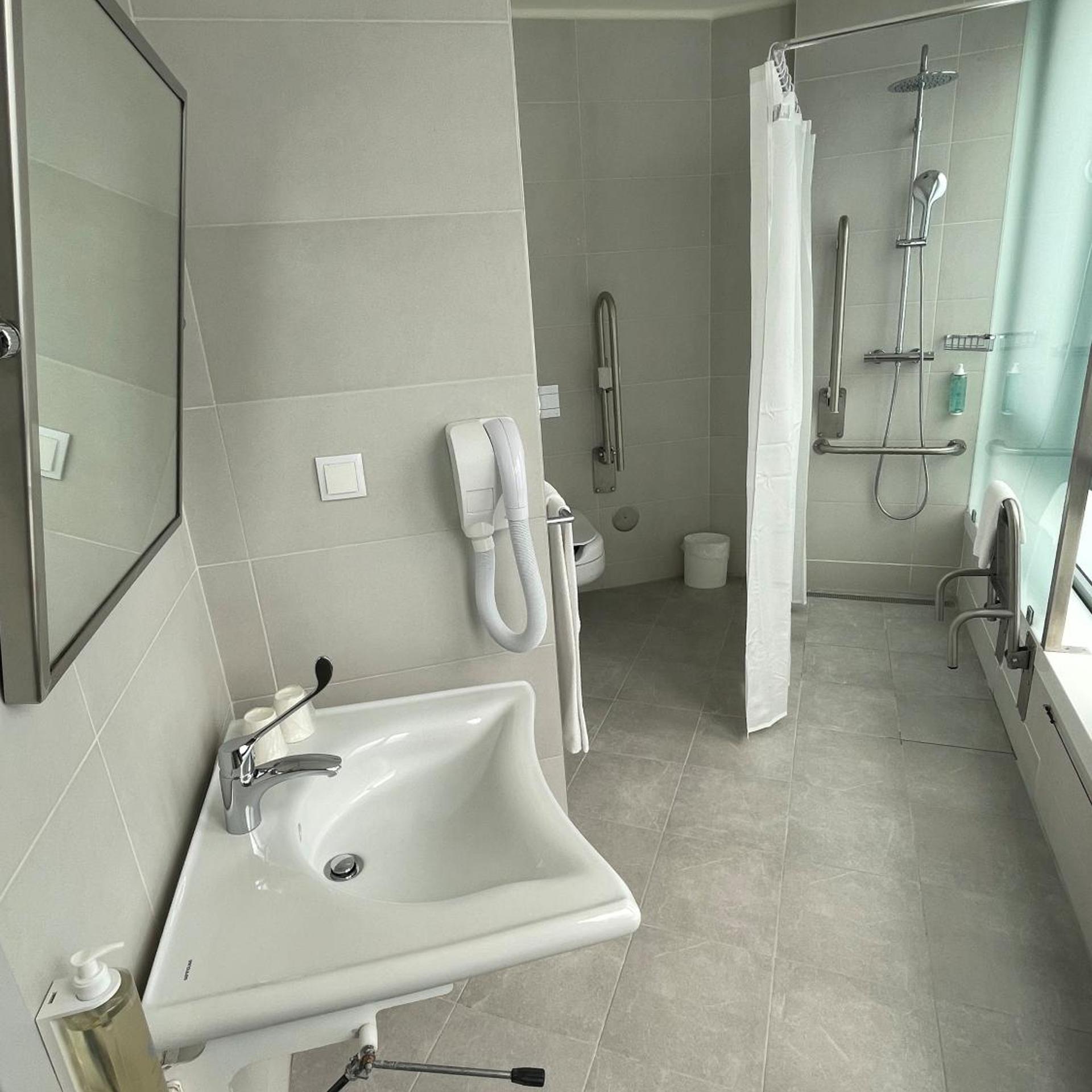 غرفة بسرير مزدوج لذوي الإعاقة، easyHotel Lisbon 4/5