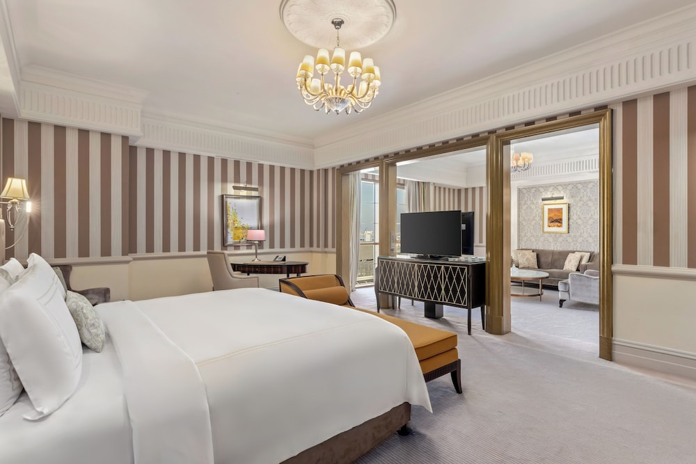 DIPLOMAT, SUITE, KING BED