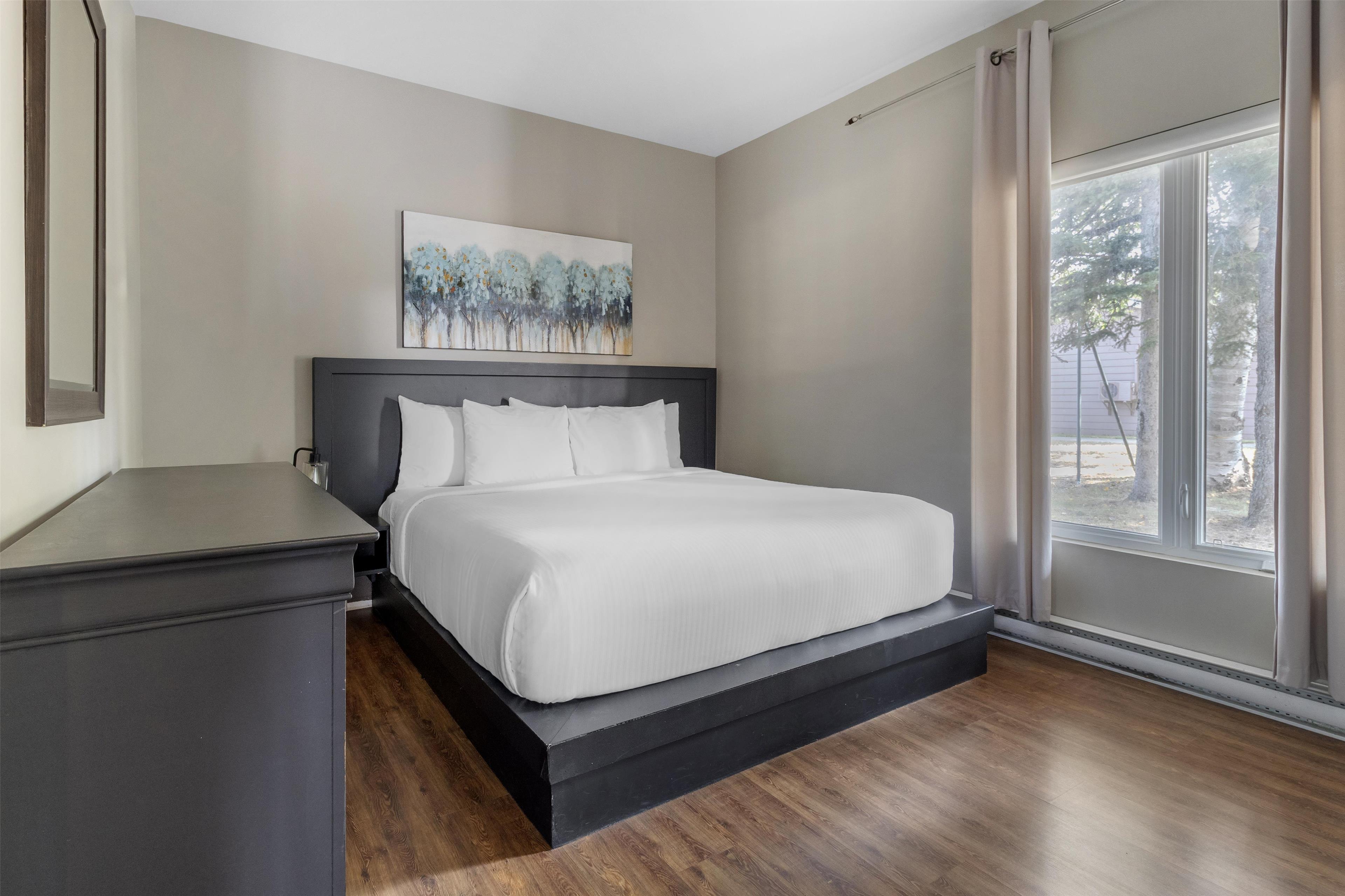 Suite, King Bed, Sofa, Jetted Tub, Kitchen