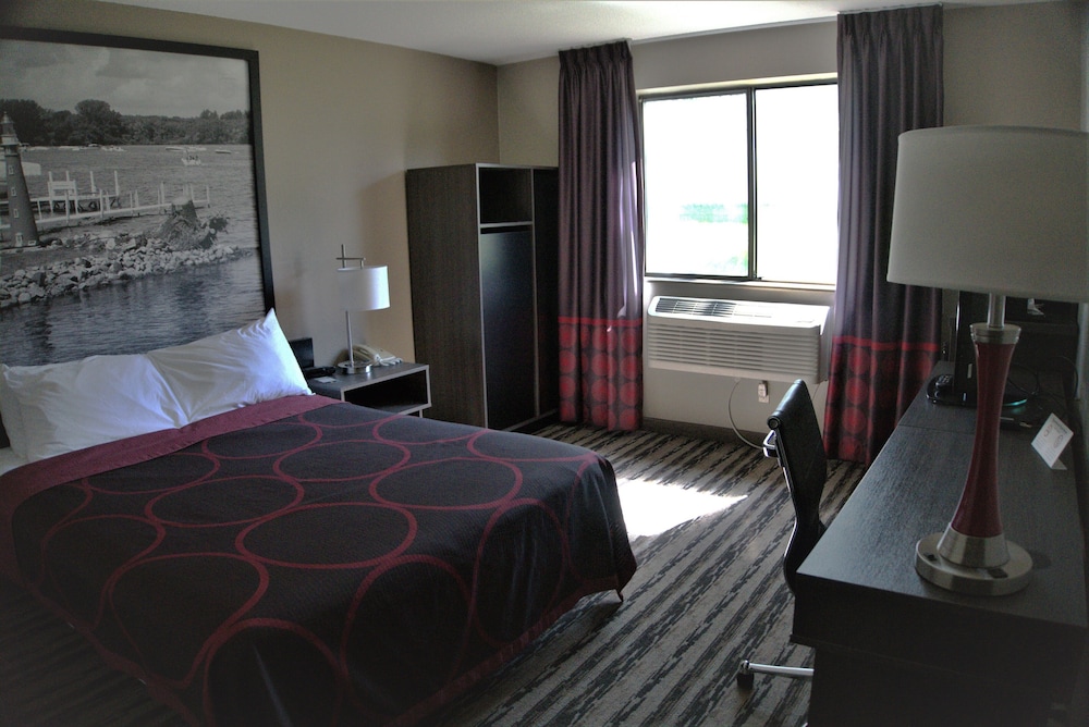 Super 8 by Wyndham Spirit Lake/Okoboji 14/41