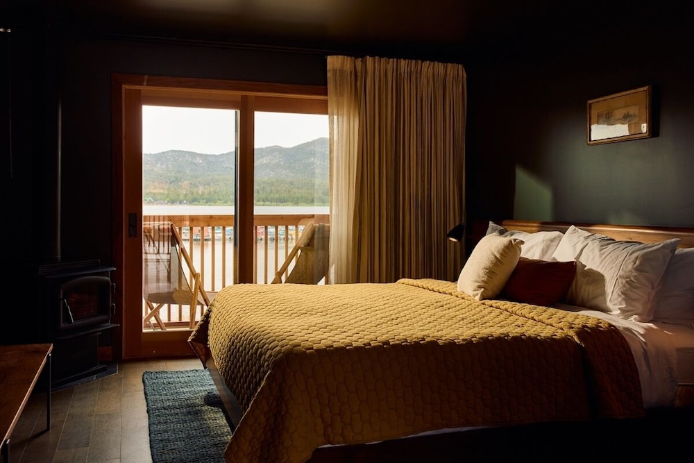 1 Bedroom, Suite, King Bed, Lake Side, Sofa