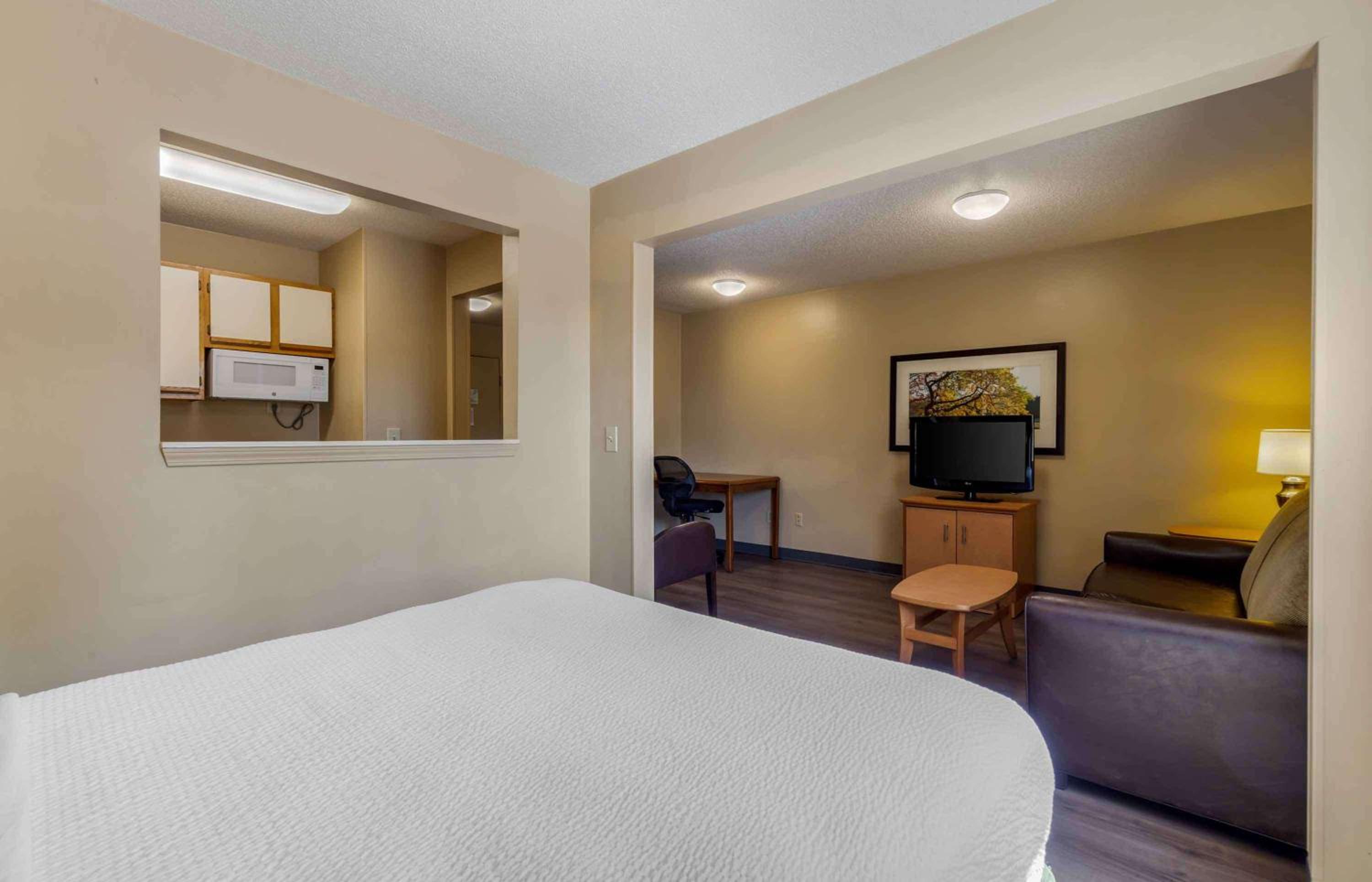 1 Queen Bed - Non-Smoking, Micfridge