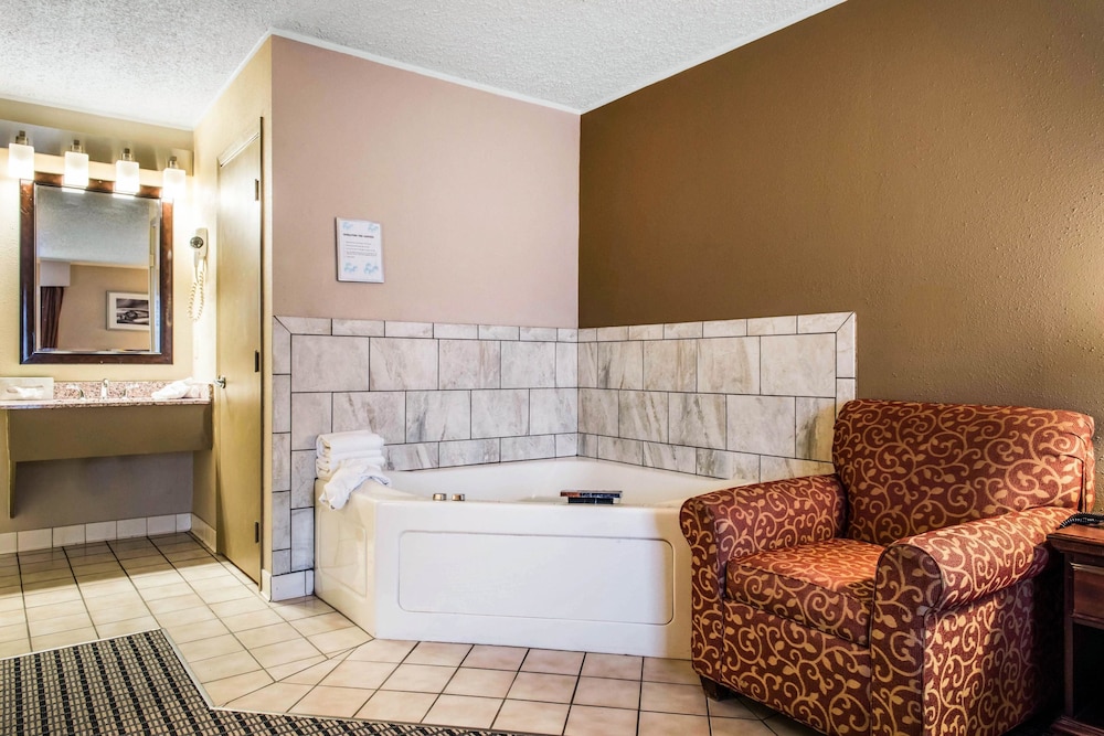 Quality Inn Austintown-Youngstown West 18/35