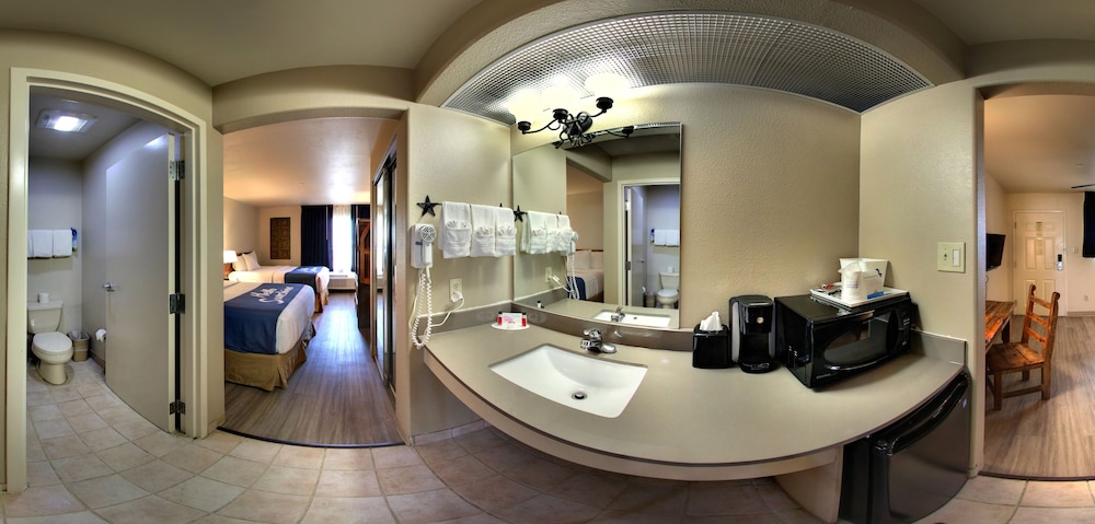 Days Inn Suites Llano 20/36