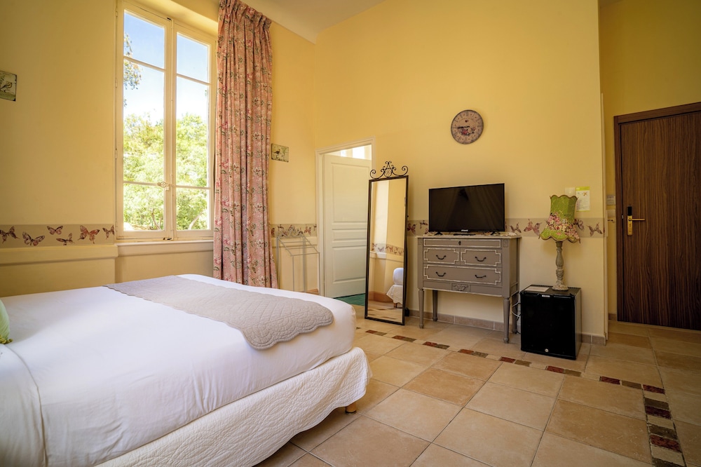 Comfort, Queen Bed, Hill Side