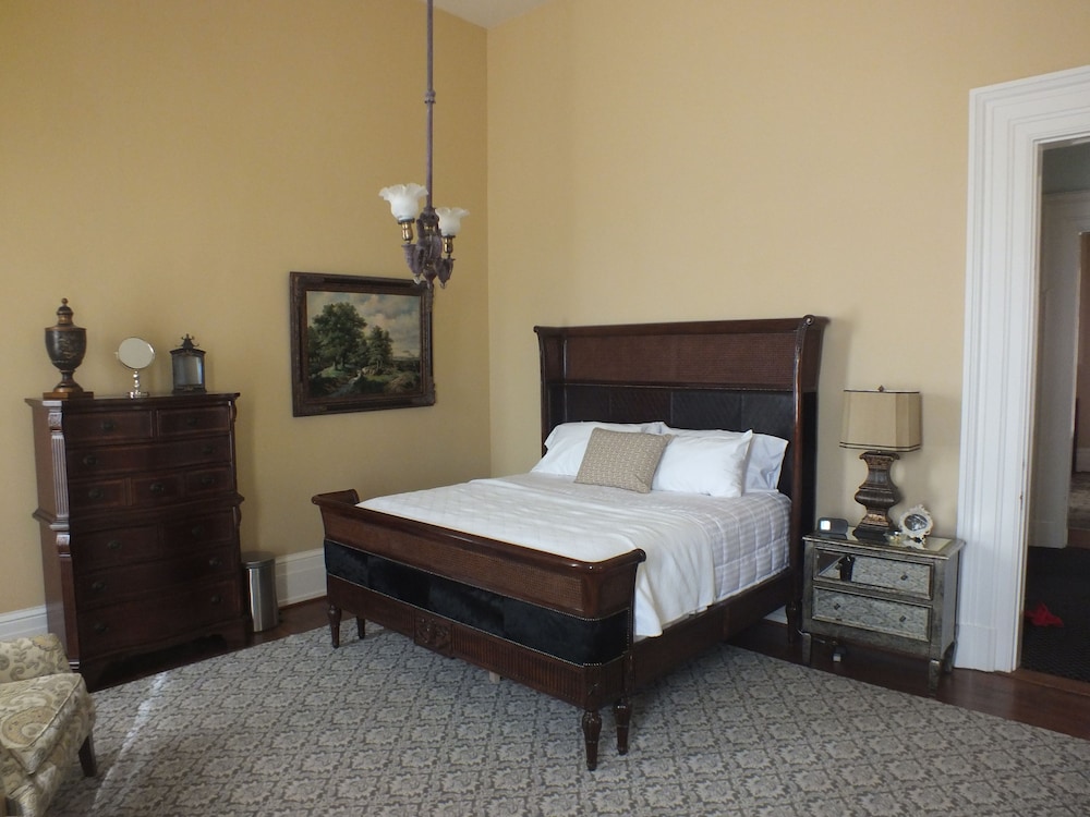 The Pepin Mansion Historic B&B 17/50