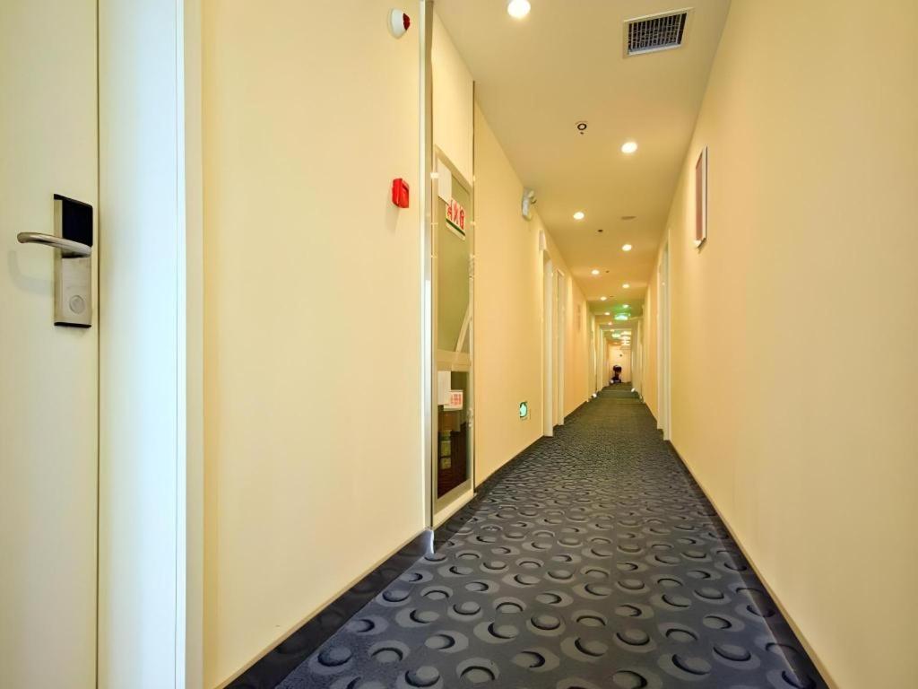 7 Days Inn (Xian Jiaotong University Medical College Weiyi Street Metro Station) 50/69