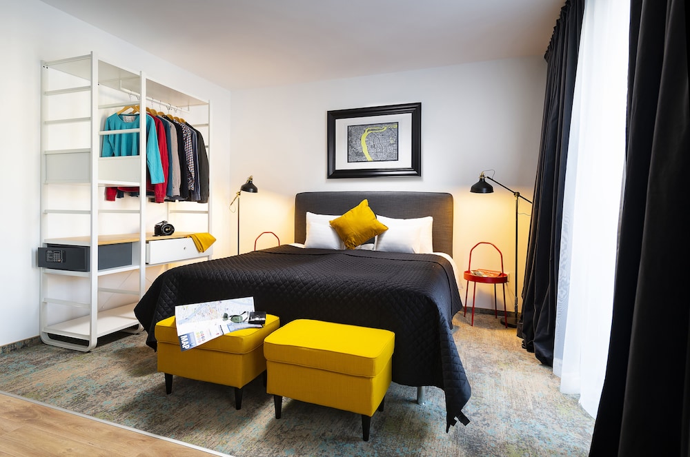 STUDIO, KING BED, BALCONY