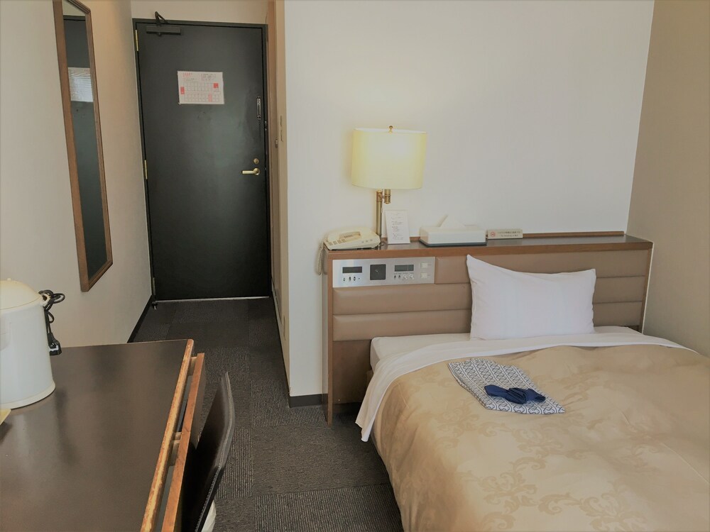 ROOM, SINGLE