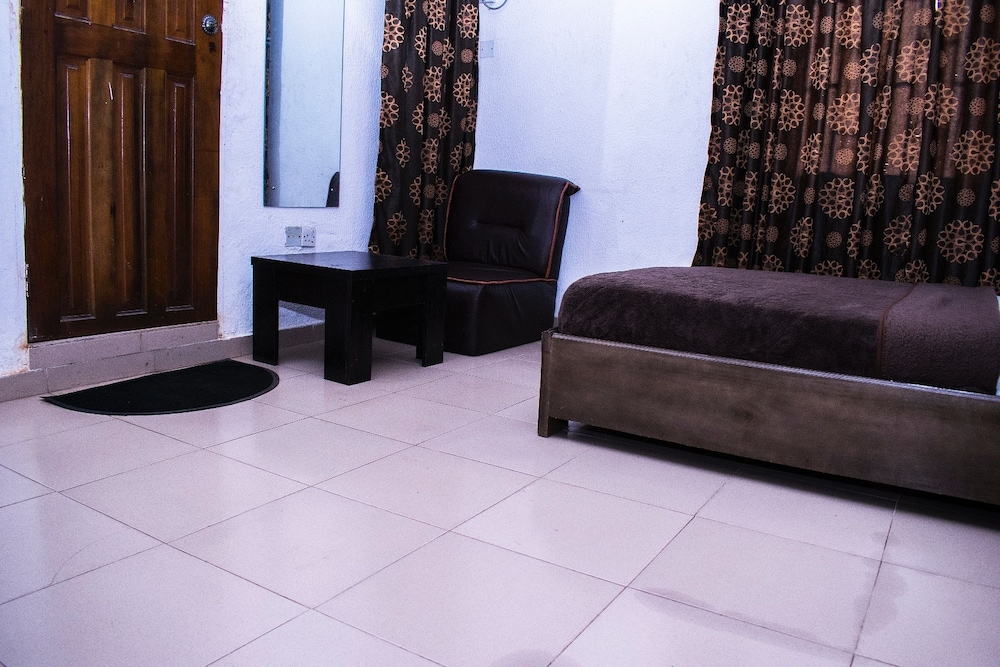 Day By Day Hotel 25/33