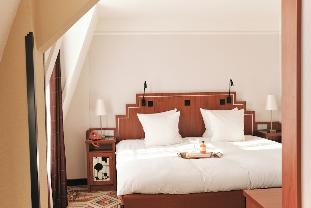 Master, Suite, King Bed, Canal View