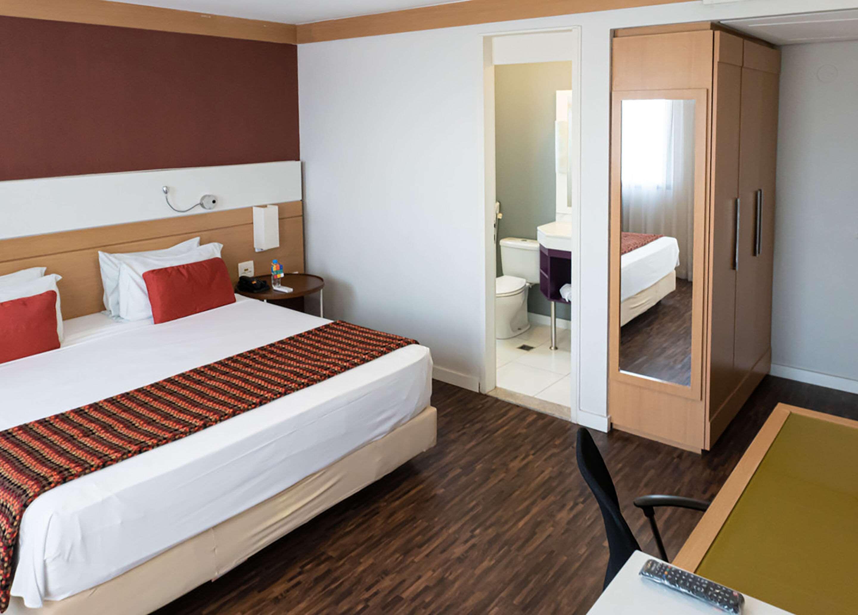 ROOM, QUEEN BED