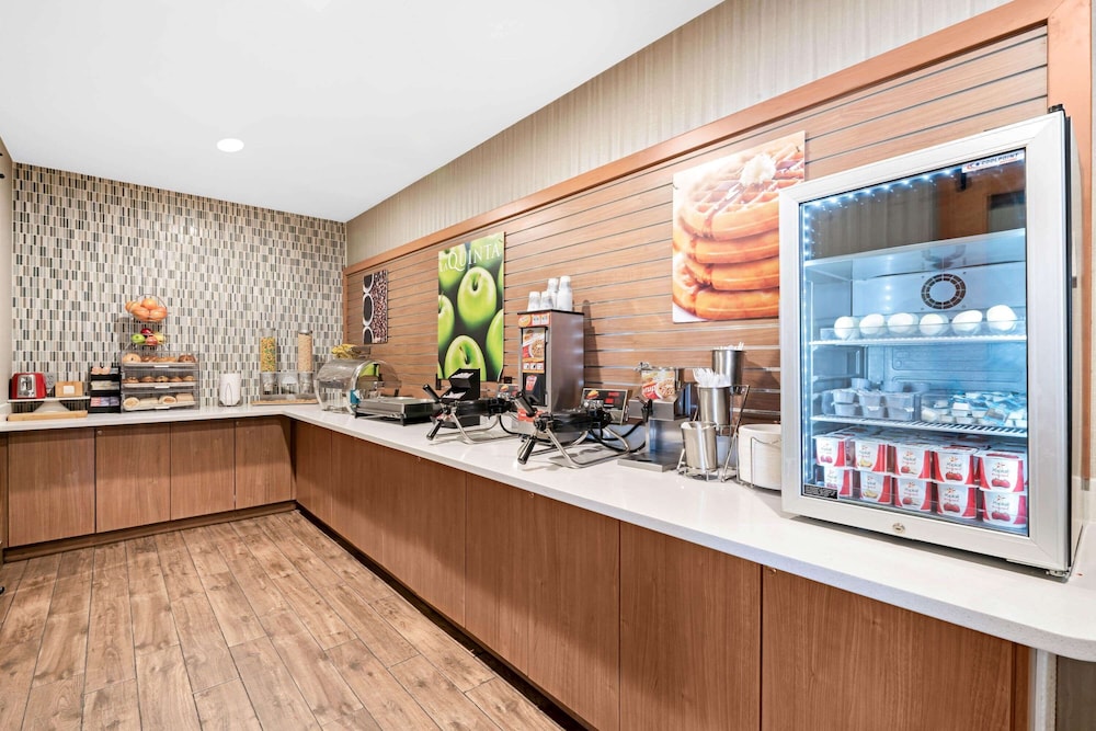 La Quinta Inn & Suites by Wyndham Logan 33/42