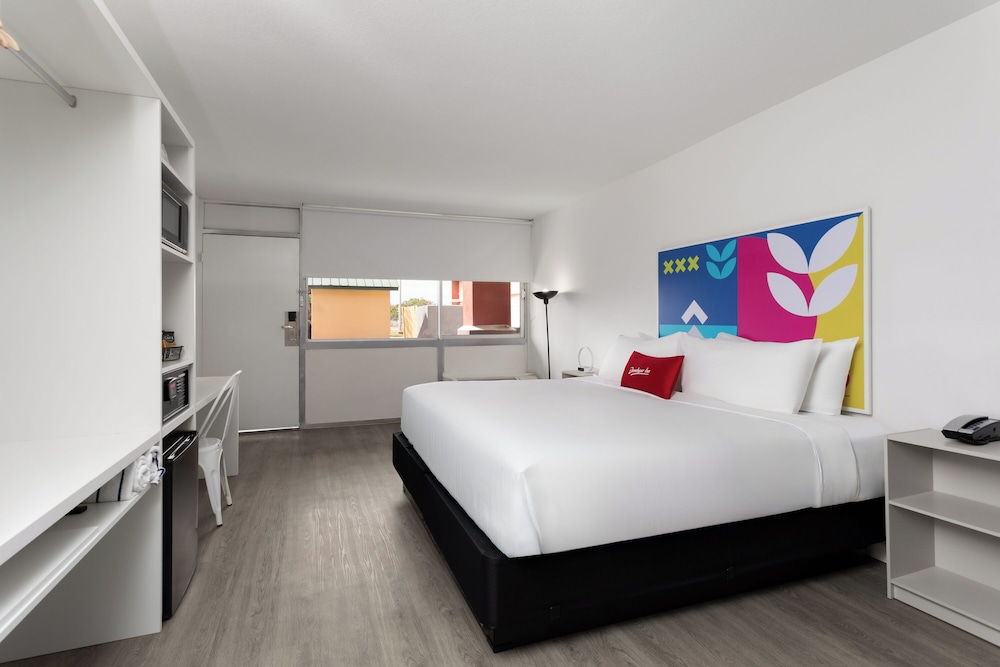ROOM, KING BED