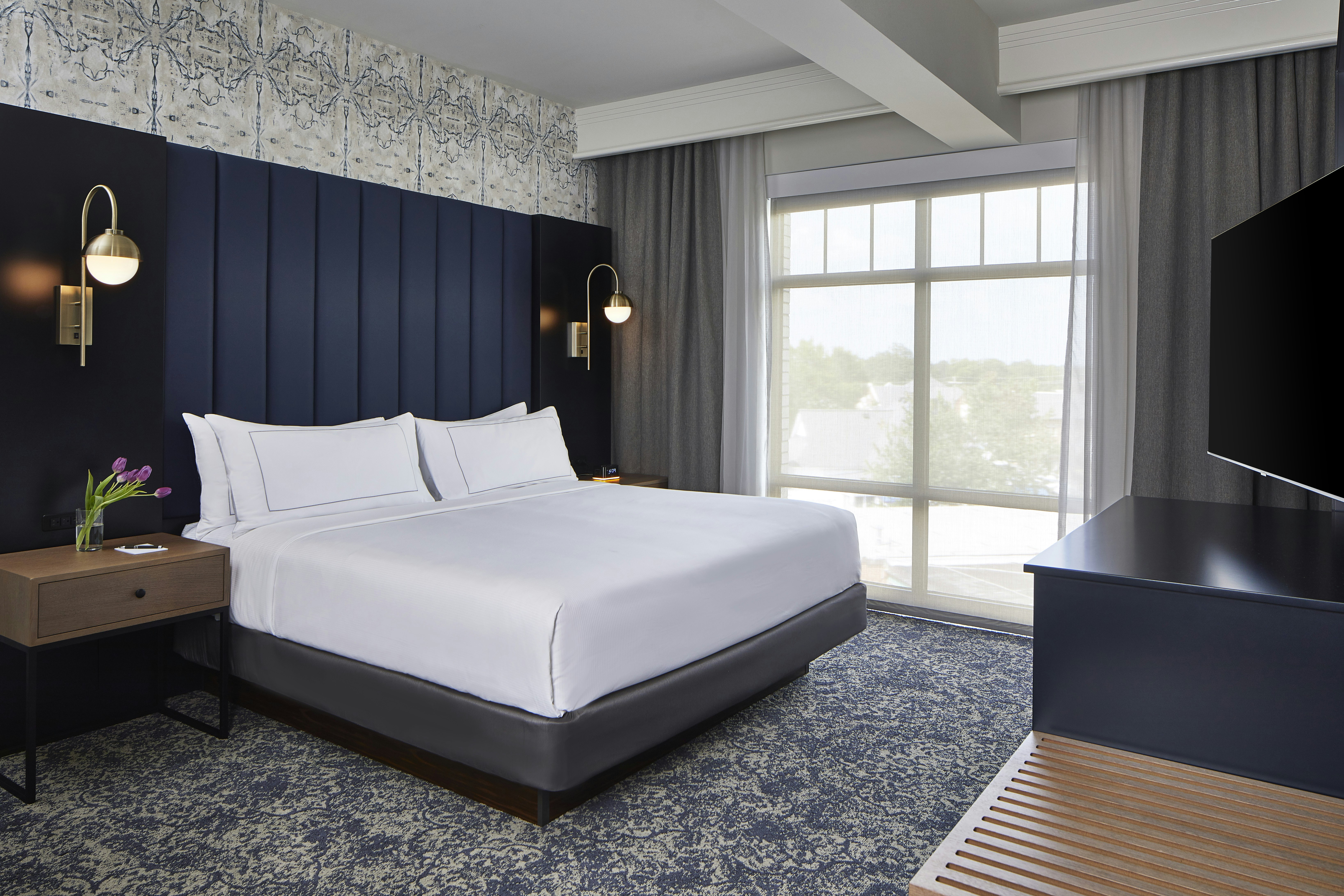 STUDIO, SUITE, KING BED