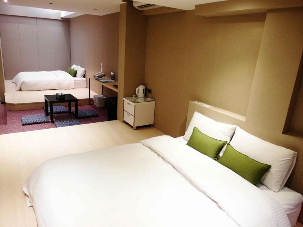 DELUXE, FAMILY, 2 DOUBLE BEDS