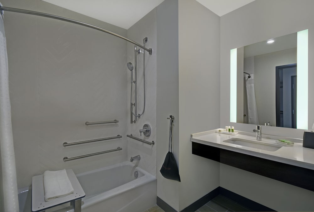 Holiday Inn Grand Rapids North 17/71