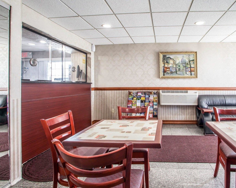 Rodeway Inn Jersey City NJ 25/28