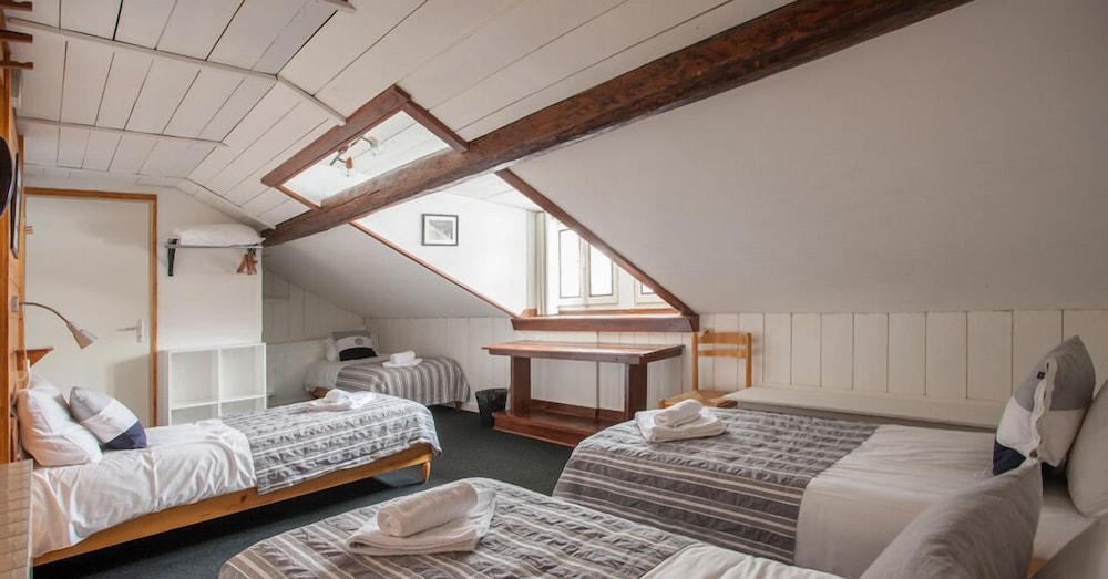 ROOM, QUADRUPLE
