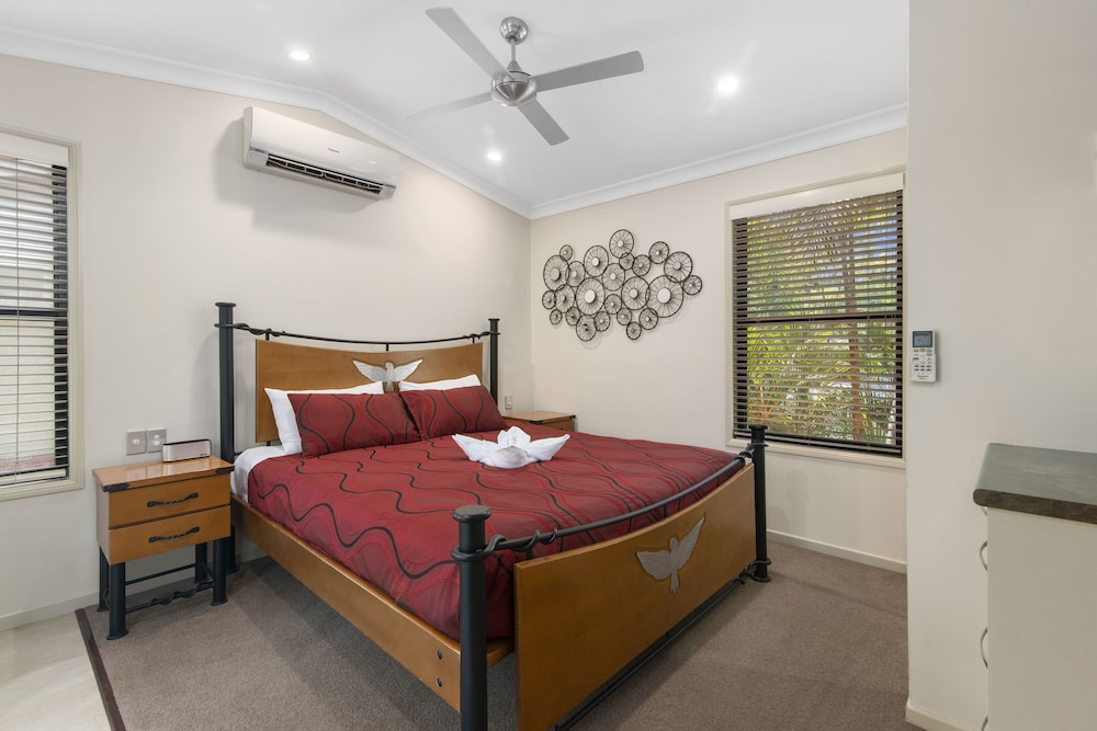 ASHMORE PALMS HOLIDAY VILLAGE 58/78