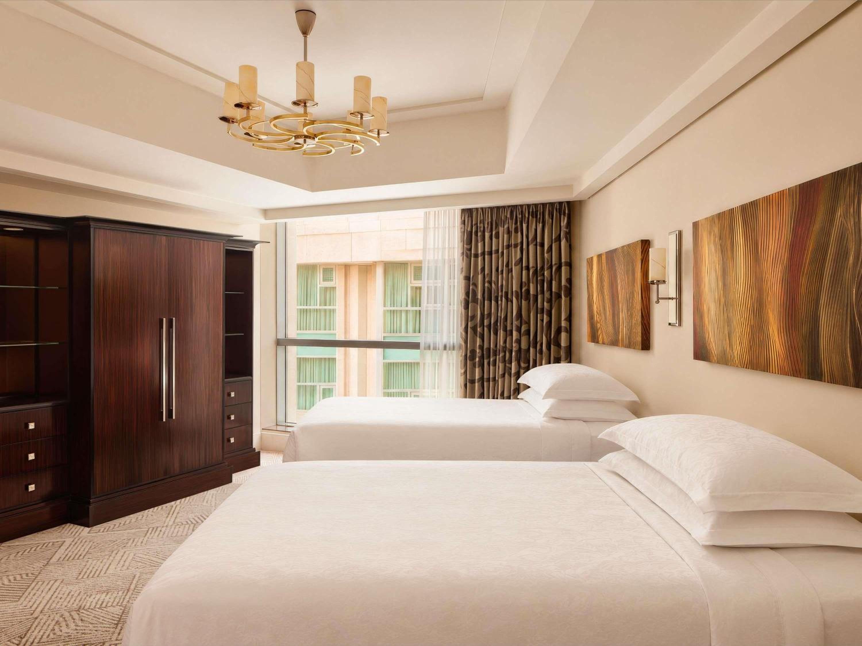 2 Bedrooms, Fairmont Gold, Kaaba, Suite, Twin Beds, King Bed, Sofa