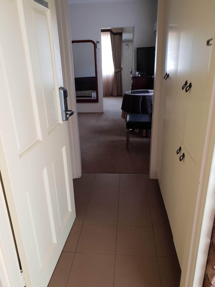 AUSTRALIAN HERITAGE MOTOR INN 27/33