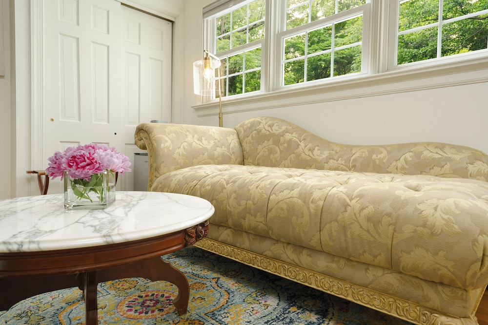 Colonial Gardens Bed & Breakfast 32/43