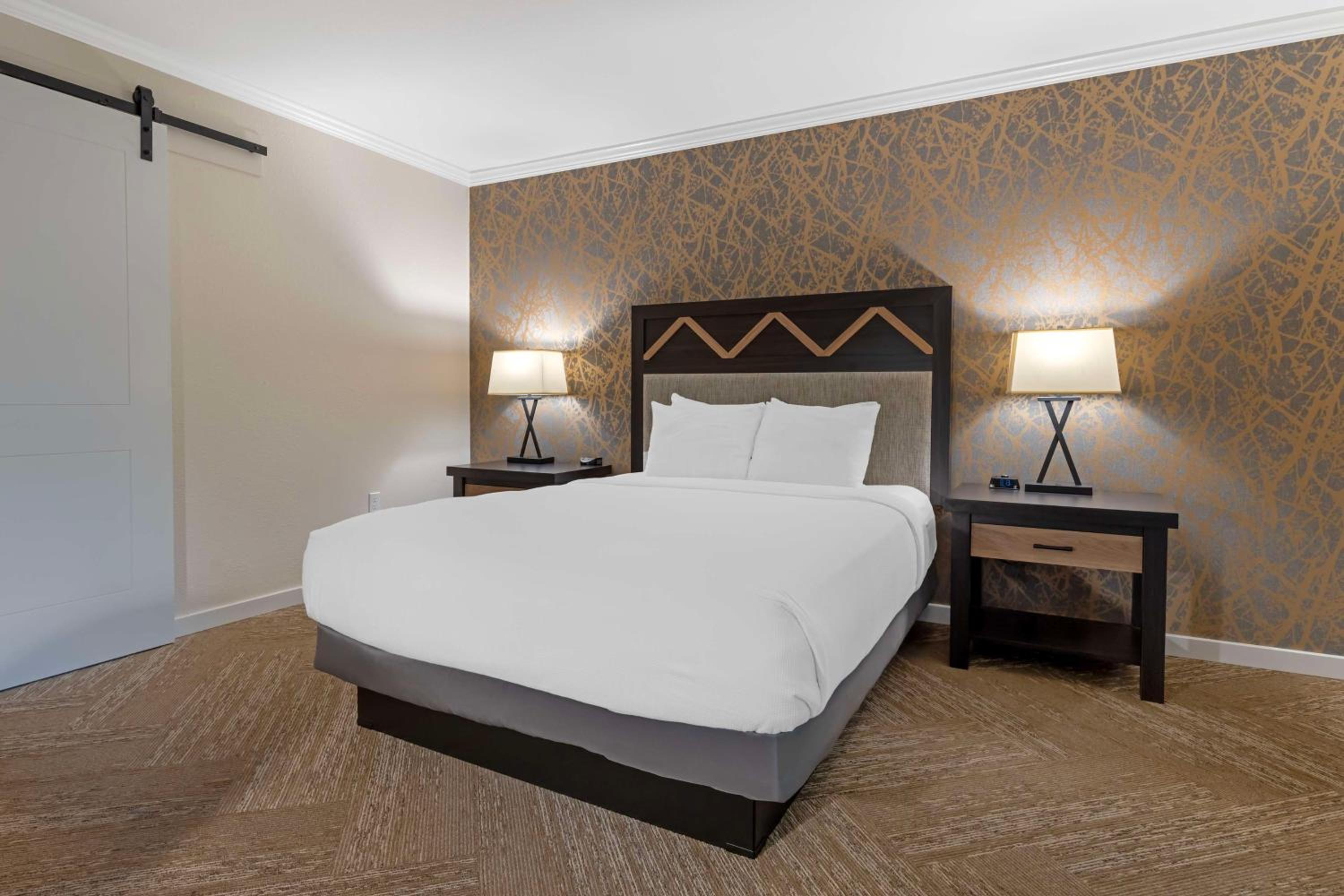 Room, Queen Bed, Exterior Entrance, Bathtub