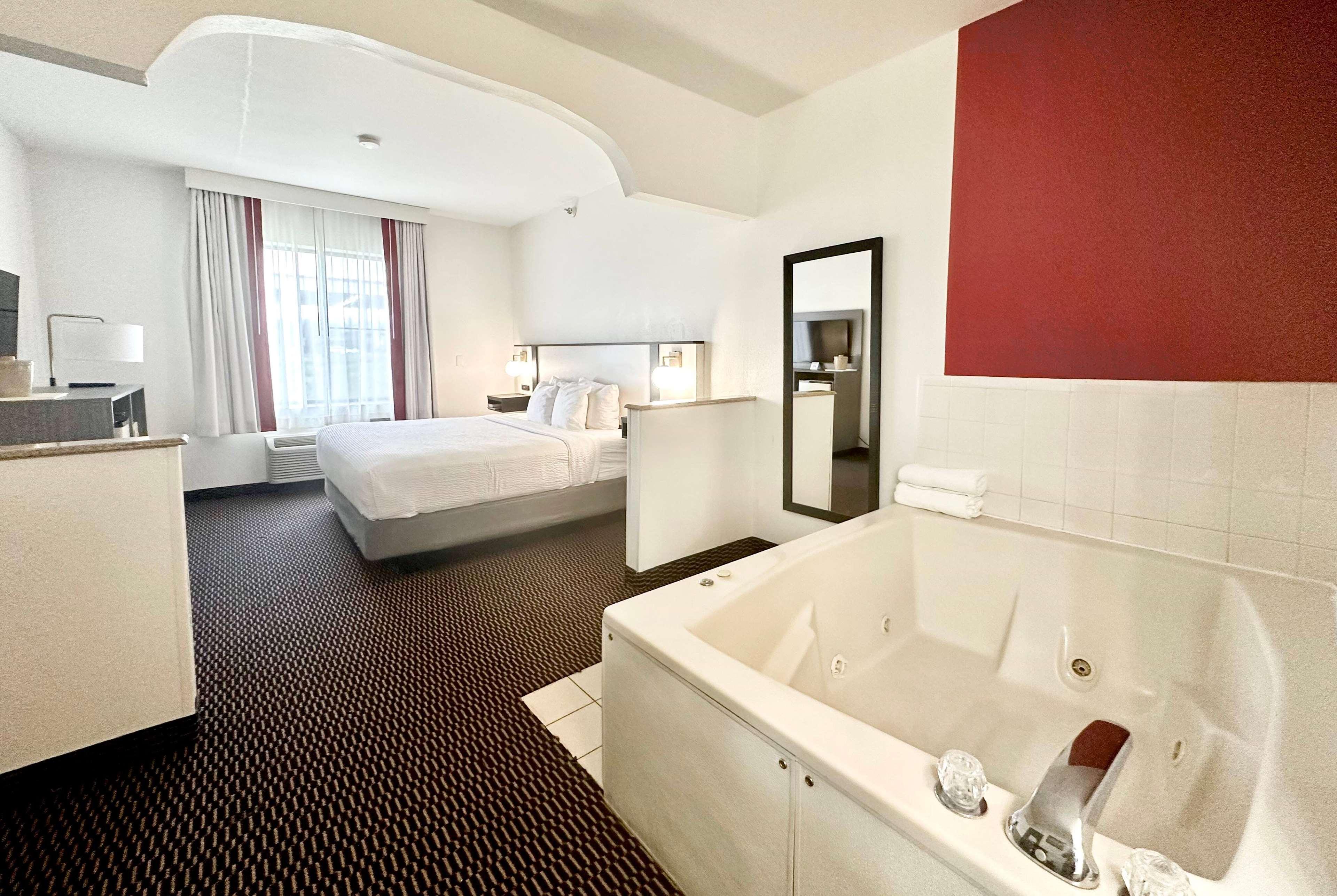 جناح، Ramada By Wyndham Columbia 3/3