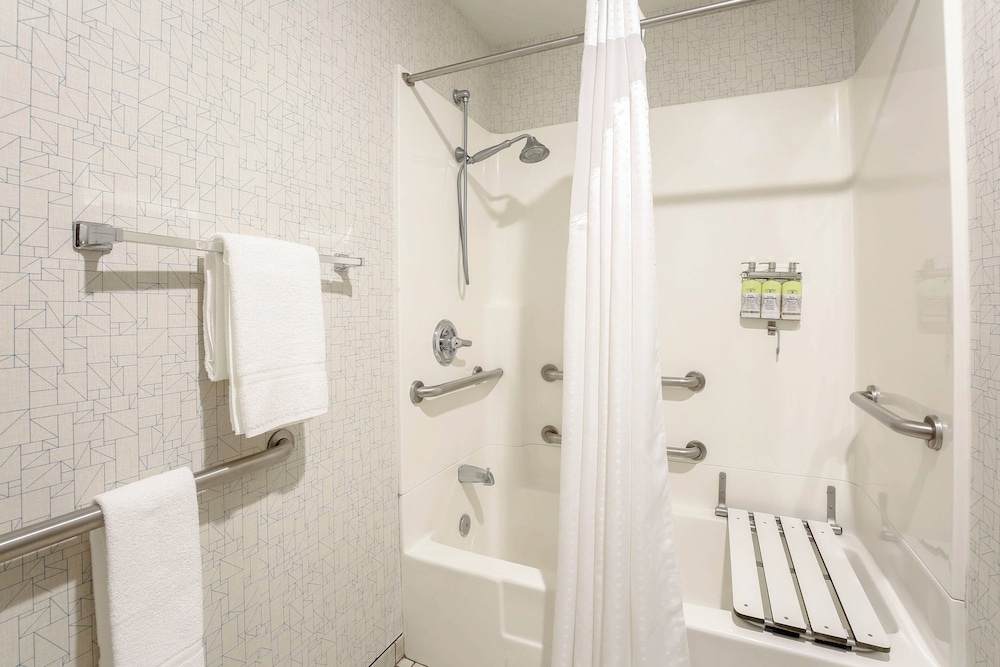 جناح بسريرين كوين لذوي الإعاقة، Holiday Inn Express Lancaster 3/3