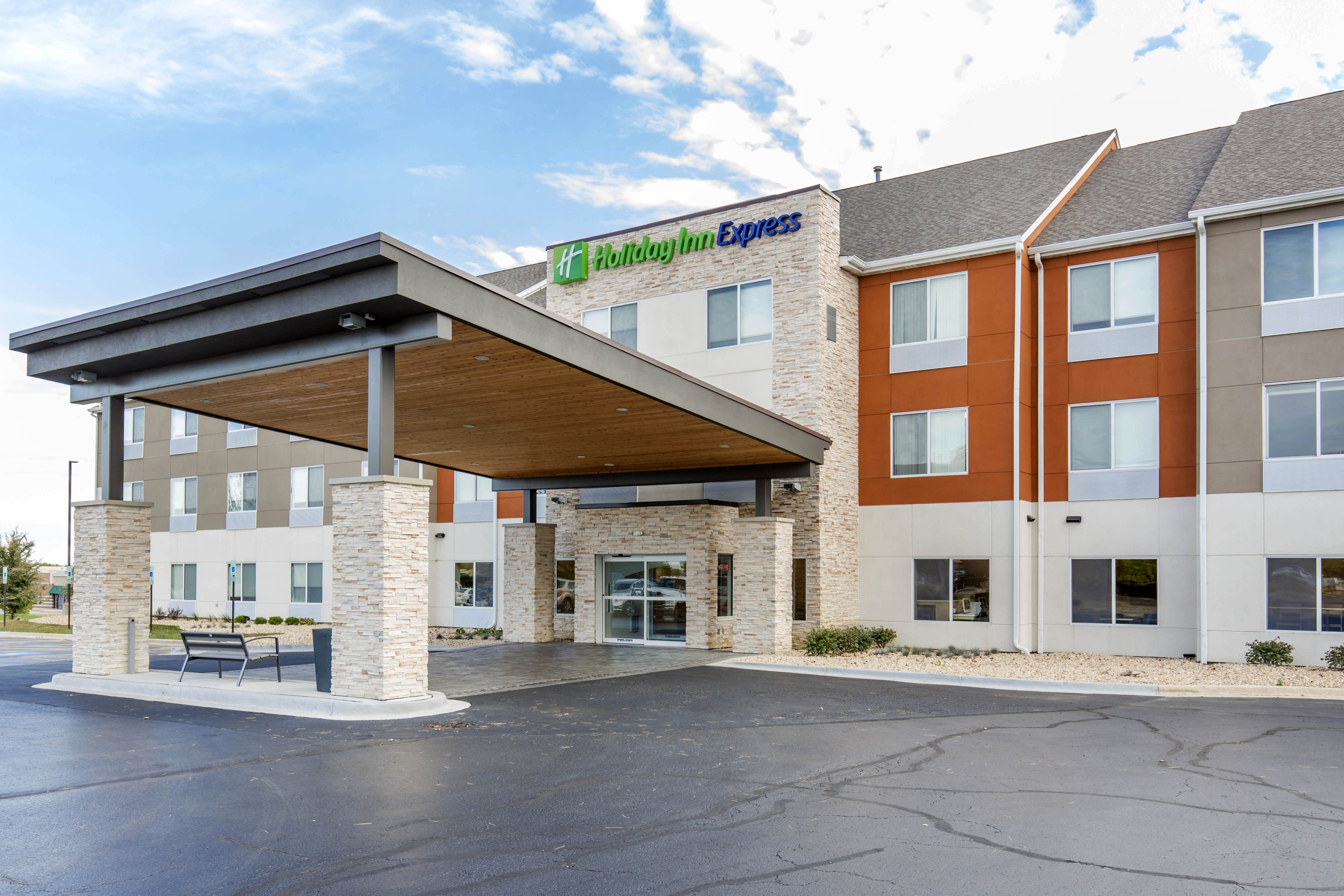 Holiday Inn Express and Suites Chicago West St Charles an IHG Hotel 66/72