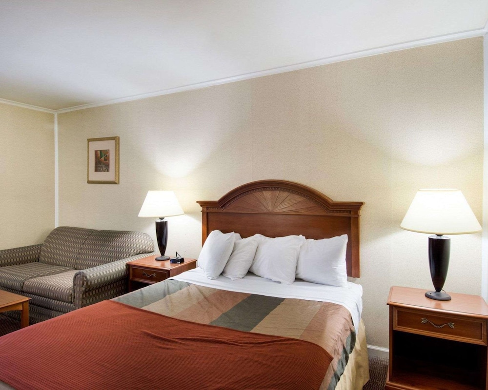 Econo Lodge Inn and Suites Northborough MA 5/22