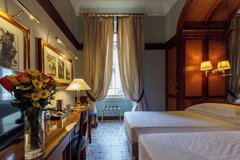 غرفة كلاسيكية بسرير كينج، Albani Firenze 3/6