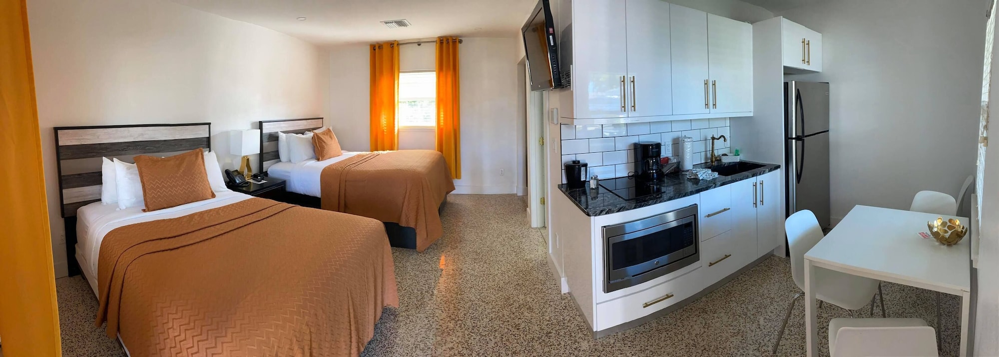 Single, 2 Queen Beds