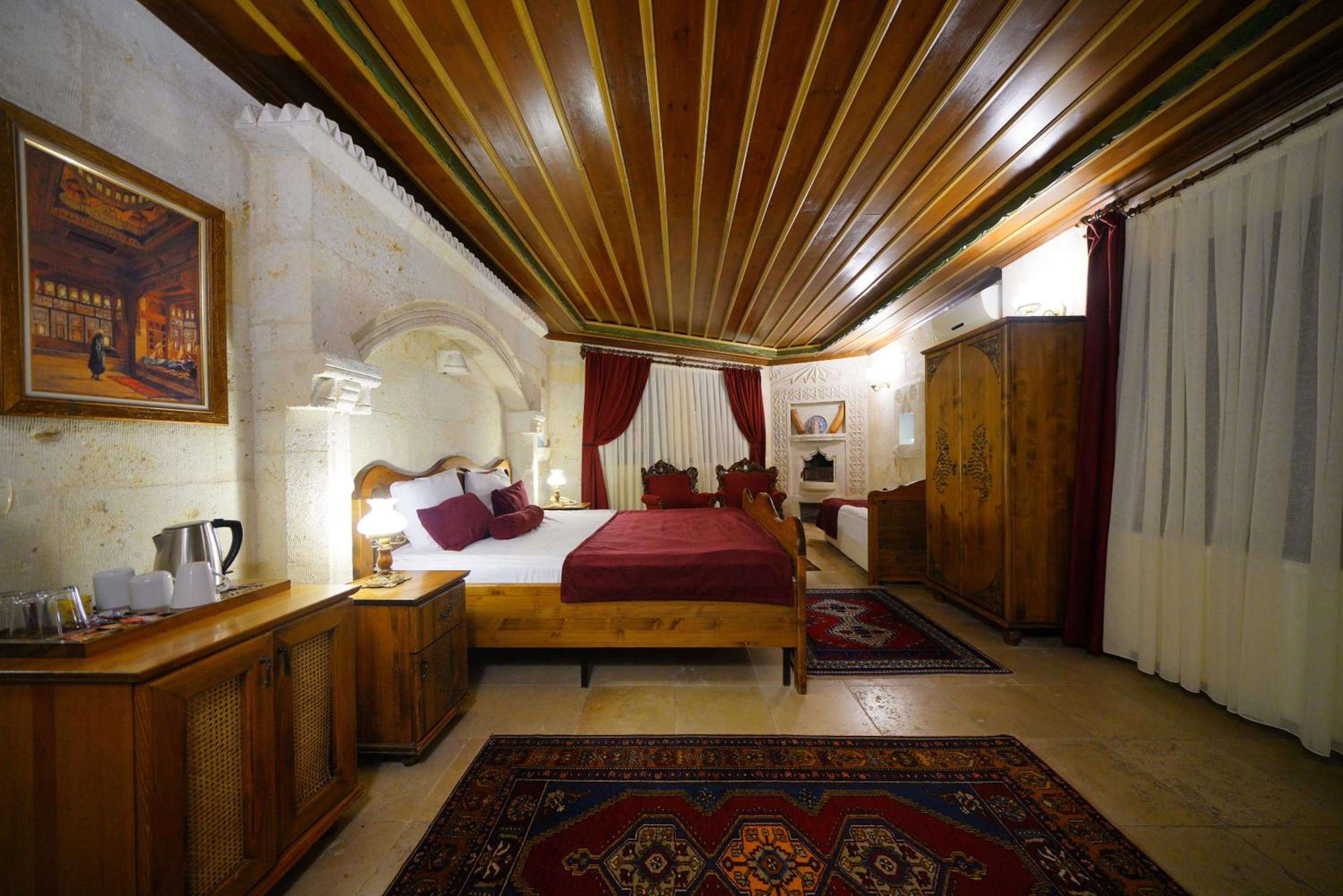 Economy, Family, 1 Queen and 1 Single Bed