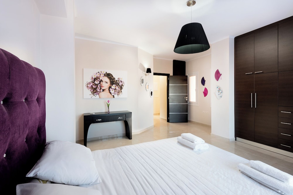Kronos Villas 10/27