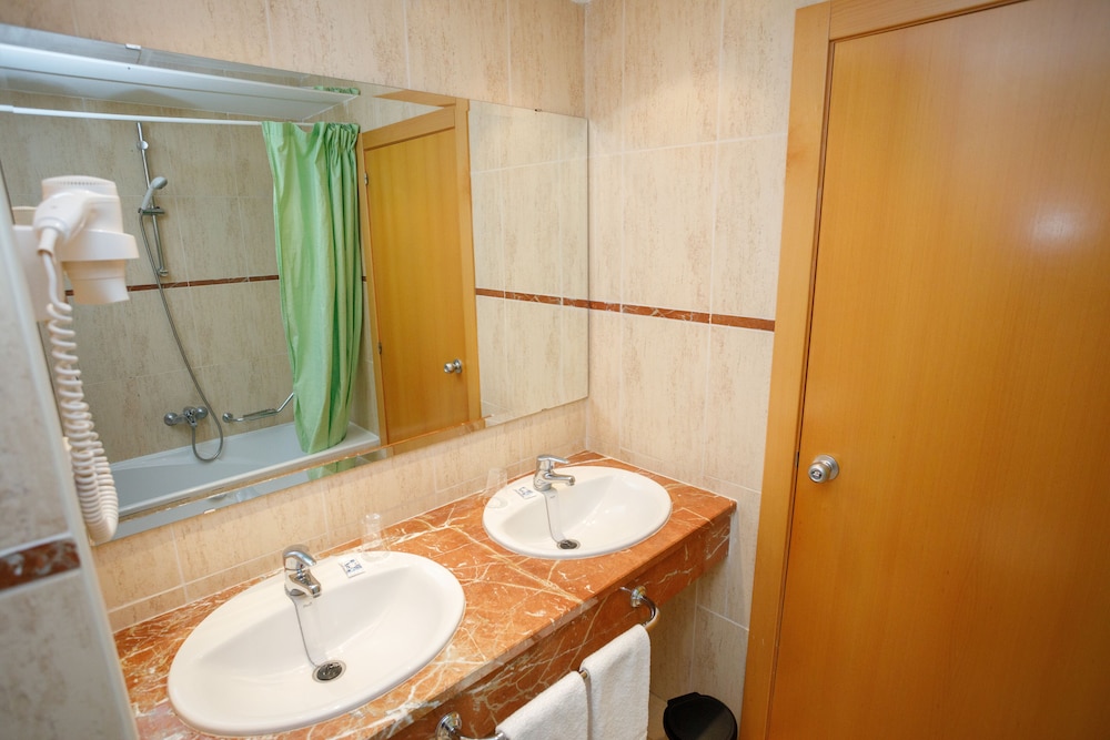 Tres Anclas Apts 48/50