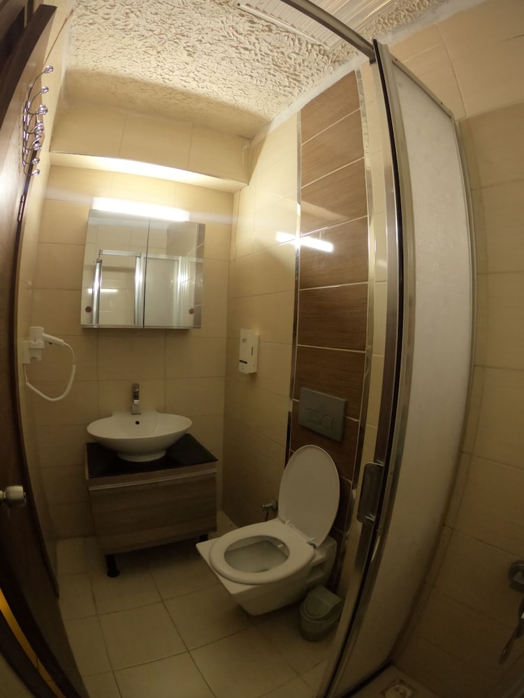 Ados Hotel 16/56