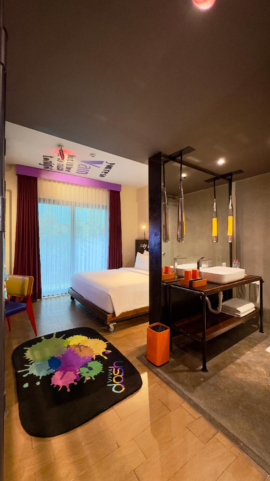 Graffiti, Double Bed