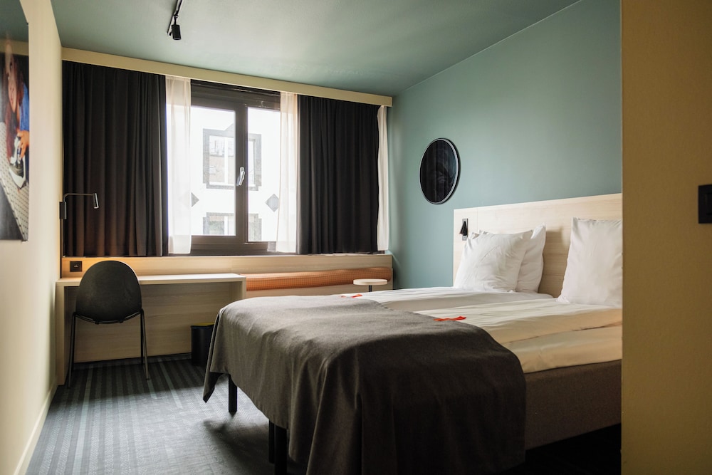 ROOM, QUEEN BED