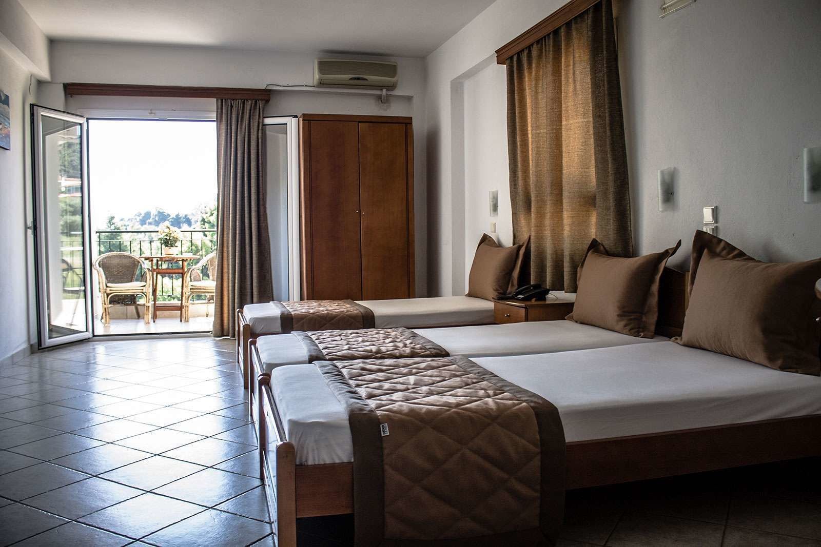 ROOM, TRIPLE