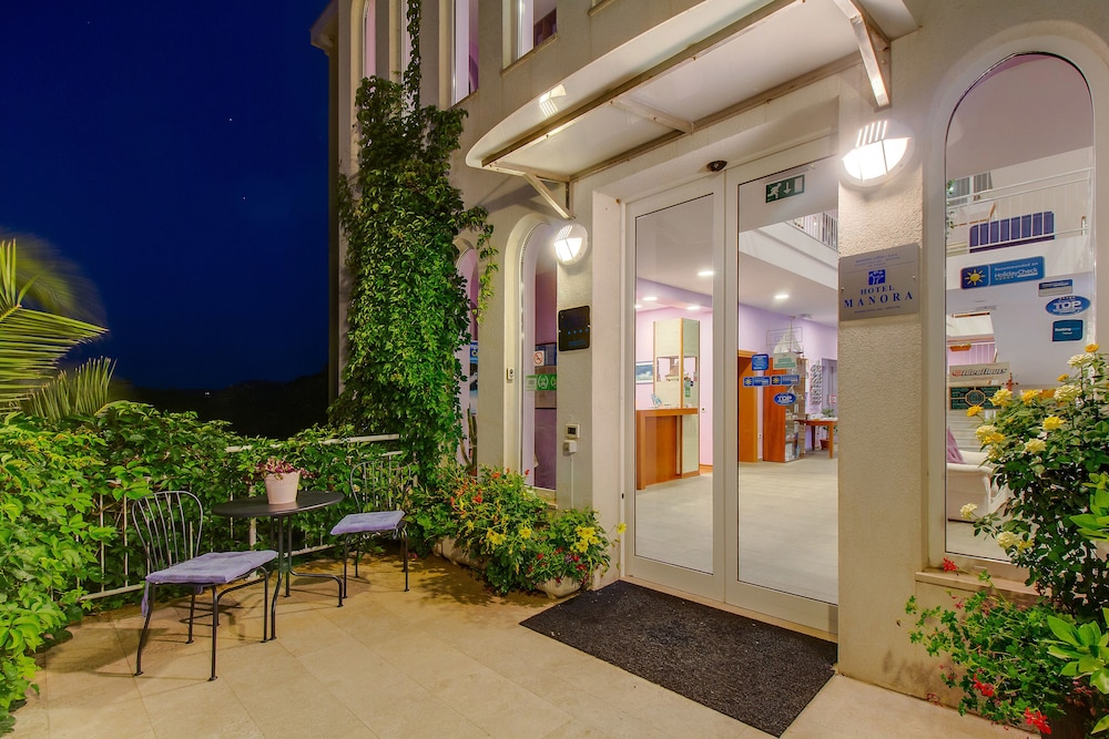 HOTEL MANORA 10/76